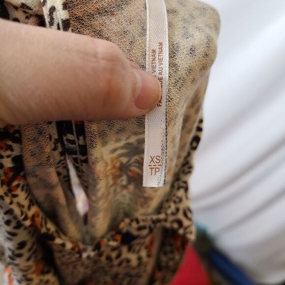 Free People Hear‎ Me Roar Animal print Floral Top Blouse Keyhole XS - Picture 5 of 6